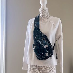 GUC Large - Calvin Klein performance sweatshirt with Joy Lab Cross Body Bag.